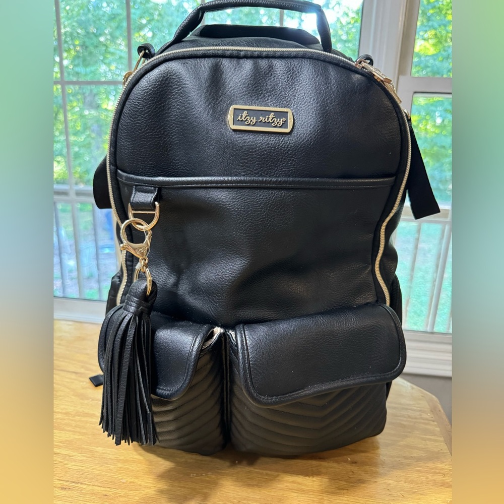 Black jetsetter itzy ritzy boss bag